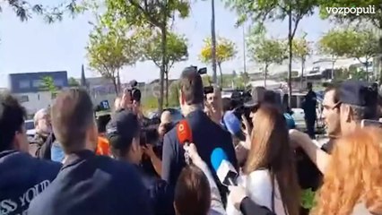 Un hombre con un megáfono persigue al hermano de Sánchez: "¡Qué vergüenza!"