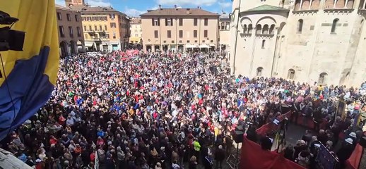Piazza Grande gremita e baciata dal sole per il 25 Aprile: Modena celebra la Liberazione