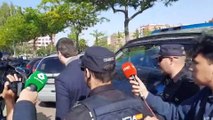 David Sánchez sale de declarar en los Juzgados de Badajoz rodeado de periodistas y policías
