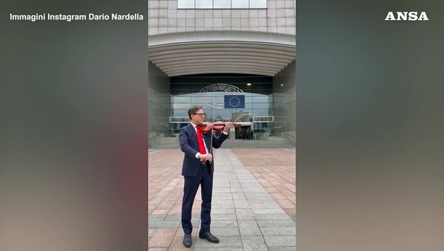 25 aprile: Nardella suona Bella Ciao al violino davanti al Parlamento europeo
