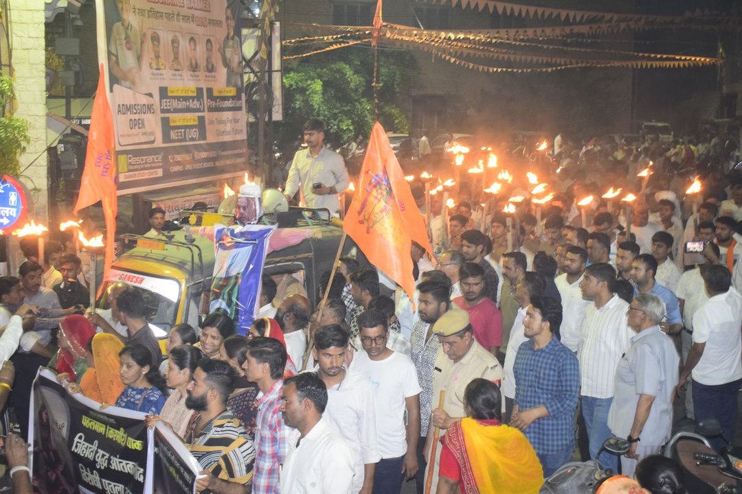 आतंकी हमले की का विरोध, फूटा आक्रोश, मशाल जुलूस निकाला
