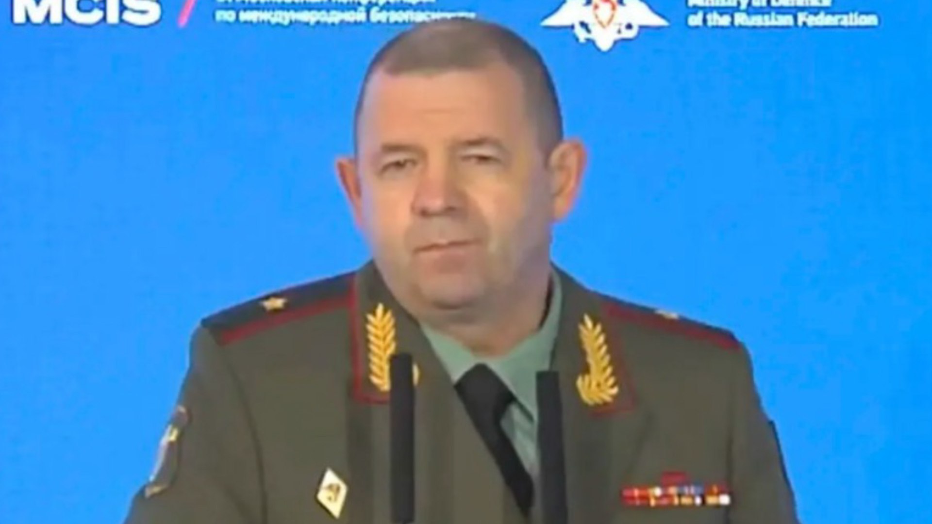 Este asesinato ocurre en un contexto de estancamiento en las negociaciones entre Rusia y Ucrania, y poco despu�s del m�s reciente bombardeo masivo ordenado por Putin sobre Kiev.
De acuerdo con los canales de Telegram Baza y Shot, la explosi�n tuvo lugar hacia las 10:40 de la ma�ana, justo cuando el general Moskalik se encontraba cerca del veh�culo. El artefacto, que hab�a sido colocado en el interior del coche, fue detonado a distancia, lanzando al general varios metros. Las im�genes del lugar sugieren que la bomba conten�a metralla