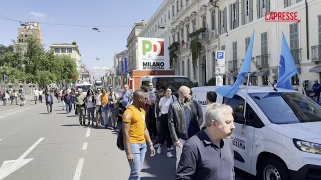 Corteo a Milano, i centri sociali contestano e bloccano un furgone del Pd