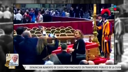 Fieles se toman selfies con el cuerpo del papa Francisco