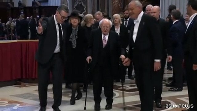 Il presidente irlandese Higgins rende omaggio alla salma di Bergoglio