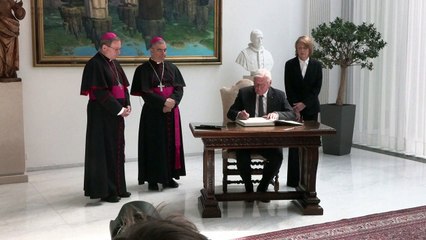 Steinmeier trägt sich in Kondolenzbuch für verstorbenen Papst ein