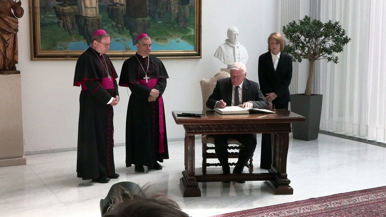 Steinmeier trägt sich in Kondolenzbuch für verstorbenen Papst ein