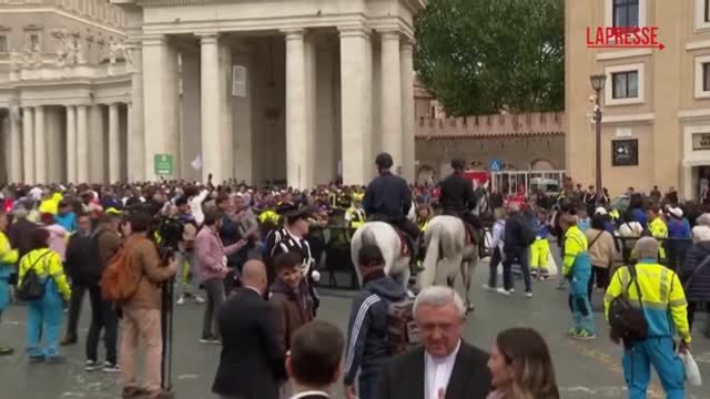 Roma, fedeli in piazza San Pietro per i funerali del Papa: i controlli, le misure di sicurezza
