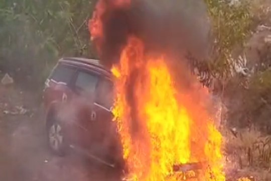 चलती कार में लगी भीषण आग