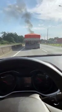 VÍDEO: Batida entre dois carros e caminhão deixa veículo em chamas na BR-101 em Garuva