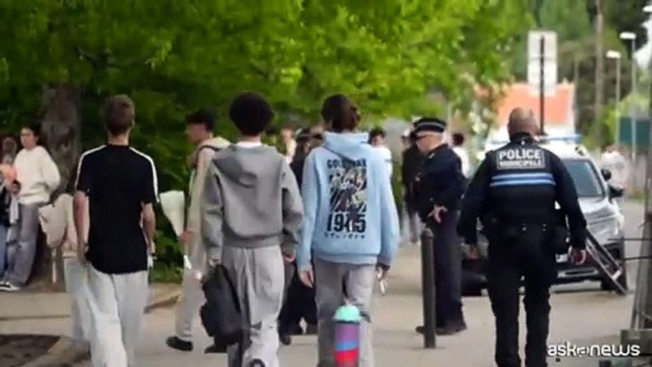Francia, fiori per ricordare la ragazza uccisa nella scuola a Nantes