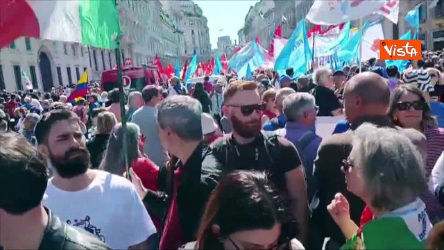 25 Aprile, i manifestanti cantano Bella ciao al corteo di Milano