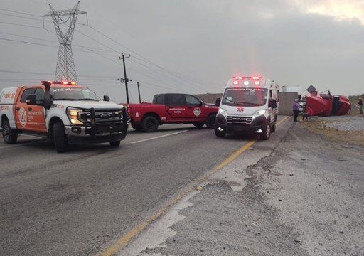 Vuelca tráiler en García, dejando tres personas lesionadas en la carretera Monterrey-Saltillo