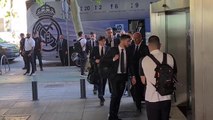 Cientos de aficionados arropan al Real Madrid en su llegada a Sevilla