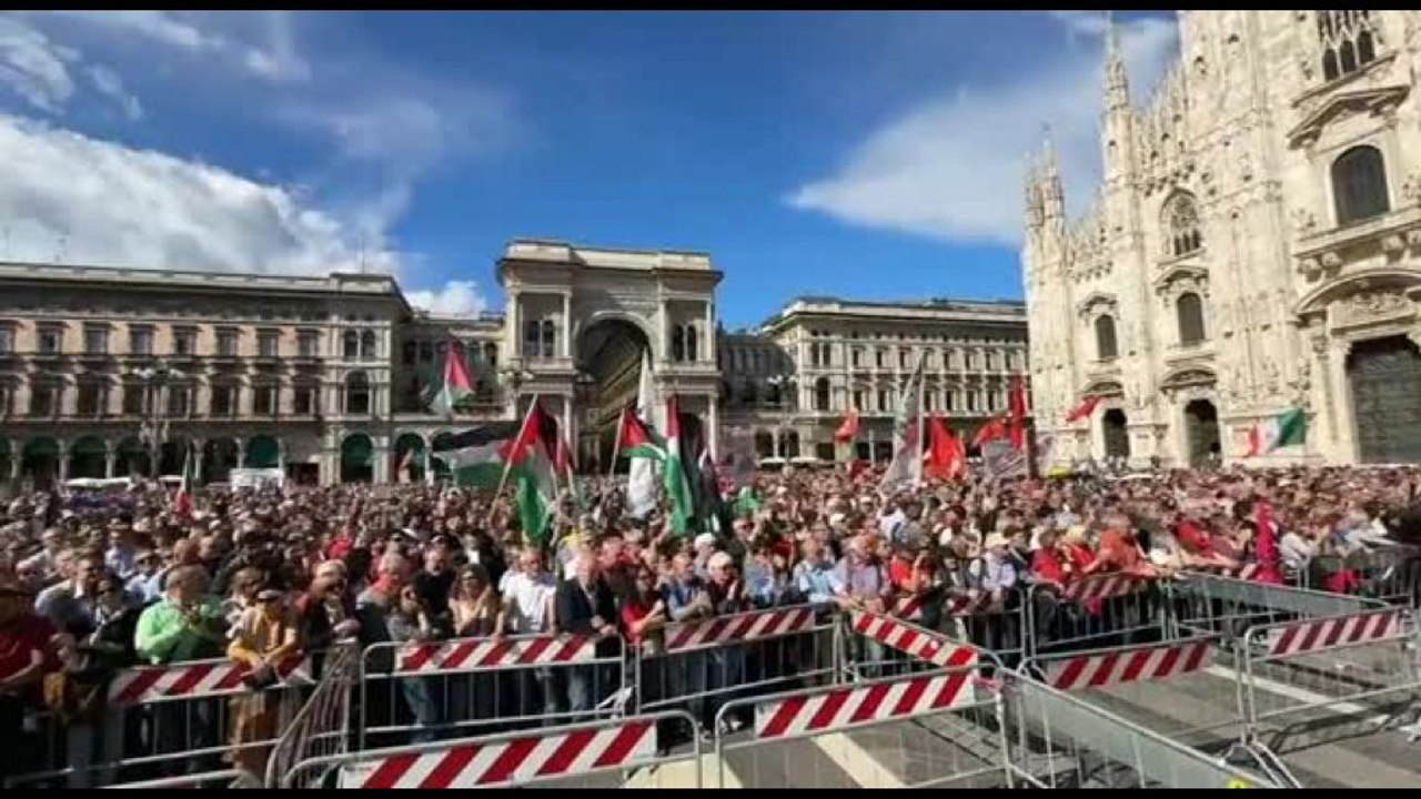 25 aprile, decine di migliaia in corteo a Milano arrivano a piazza Duomo