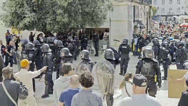 As imagens da detenção de Fonseca e Castro em manifestação proibida