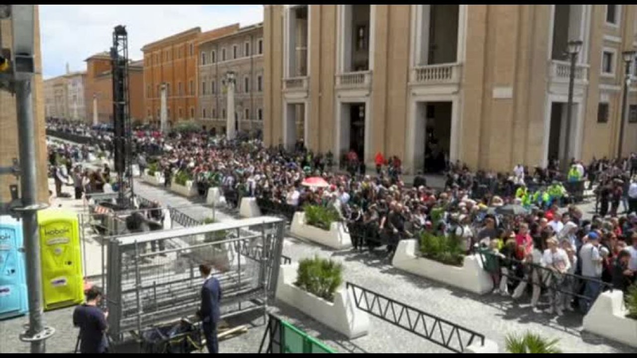 In 150mila per il Papa a San Pietro, e l'alert fa suonare i cellulari