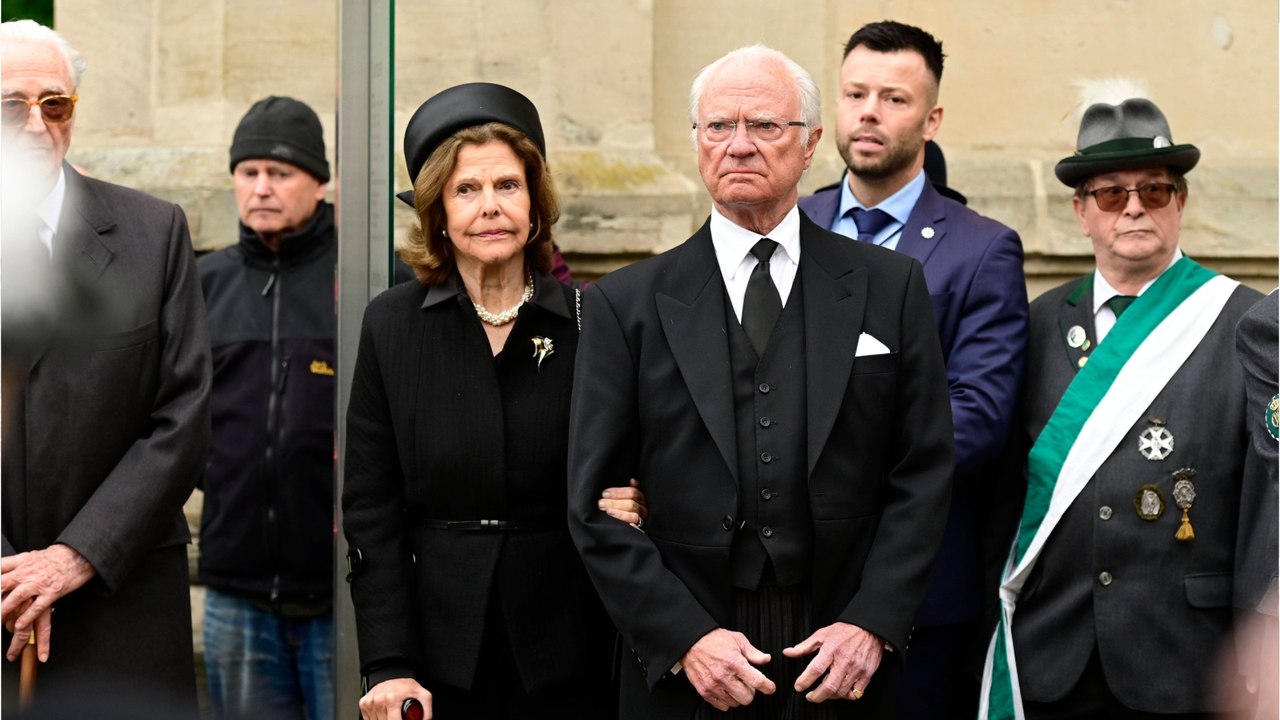 GALA VIDEO - Carl XVI Gustaf et Silvia de Suède unis dans le deuil : leur émotion palpable aux obsèques d’un célèbre prince