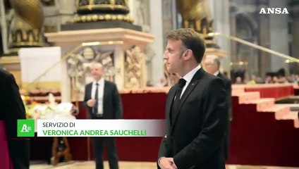 Papa Francesco, l'omaggio di Macron e consorte