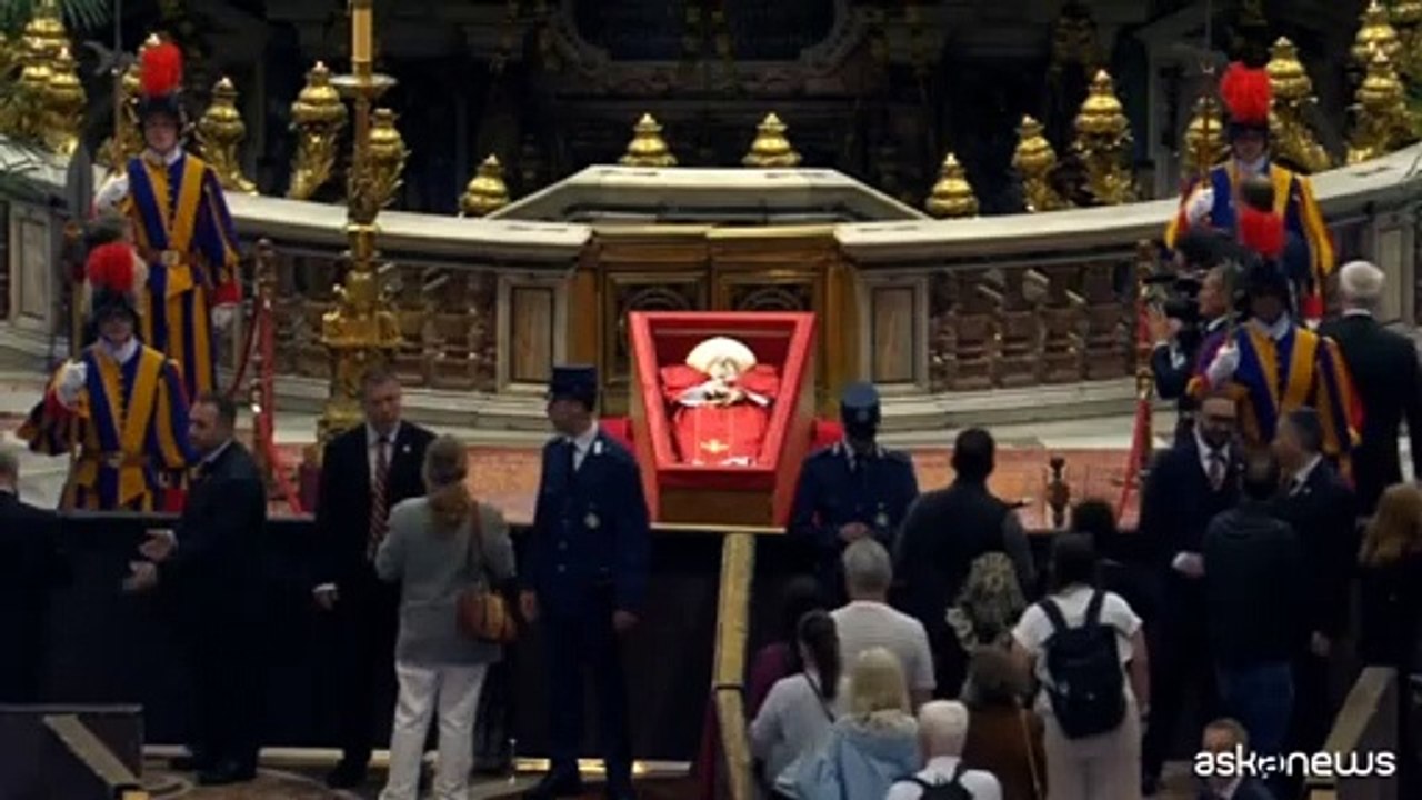 Macron con Brigitte rende omaggio alla salma di Papa Francesco