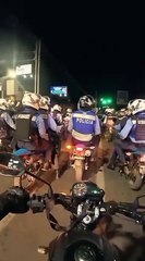 Captan a policías motorizados disparando contra personas que hacen piques en Tegucigalpa