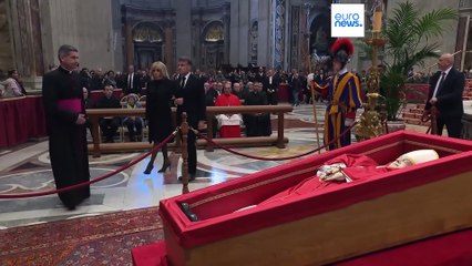 شاهد: الرئيس الفرنسي وزوجته يلقيان النظرة الأخيرة على جثمان البابا فرنسيس