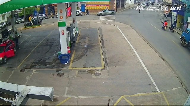 Pneu de caminhão se solta, quase acerta frentista e danifica posto