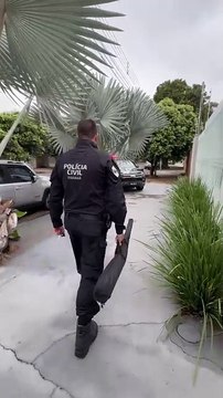 Suspeitos são presos por posse ilegal de armas após denúncia de violência doméstica