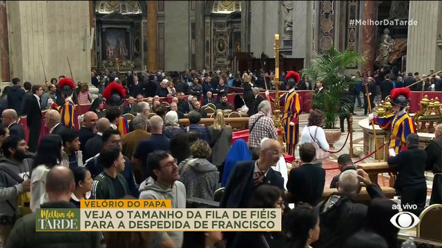 EMOCIONANTE! Amiga do papa Francisco quebra protocolo e se aproxima do caixão | Melhor da Tarde