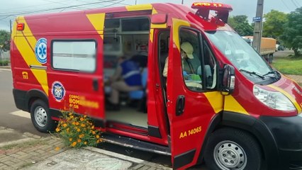 Idosa tropeça e cai na calçada no Bairro Guarujá