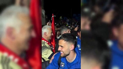 Pisa a un soffio dalla serie A: migliaia di tifosi fanno festa con la squadra di ritorno da Brescia