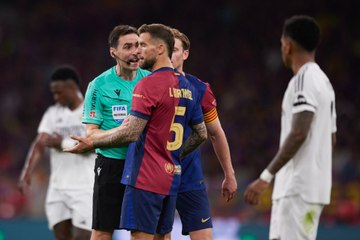 Iñigo Martínez felicita a De Burgos Bengoetxea por su arbitraje