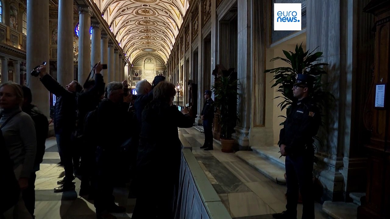 توافد الحشود إلى كنيسة سانتا ماريا ماجوري لزيارة قبر البابا فرنسيس