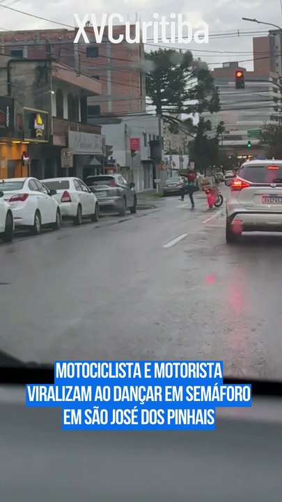 Motociclista e motorista viralizam ao dançar em semáforo em São José dos Pinhais