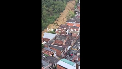 ¡Iba crecida! Quebrada Doña María, a su paso por San Gabriel en Itagui