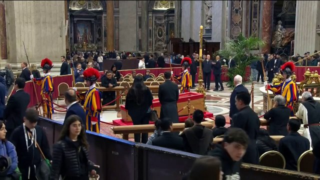 Velório do papa Francisco chega ao fim com 250 mil visitantes