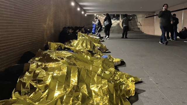 La veglia notturna, i ragazzi accampati nel tunnel e «gli ultimi» che non vogliono andarsene