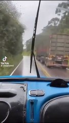 Motorista tenta fazer ultrapassagem e escapa de acidente por um triz; "Só Deus tem misericórdia de nós"