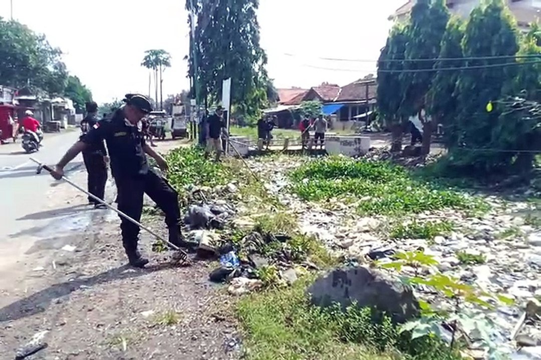 Revolusi Gelar Aksi Membersihkan Sungai Karangampel