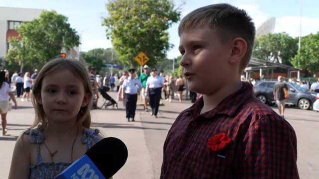 Thousands gather in Darwin for ANZAC Day to remember those who sacrificed their lives