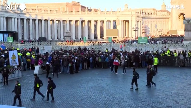 Aperti i varchi, i fedeli arrivano in Piazza San Pietro per i funerali del Papa
