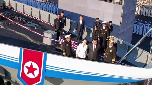 북, 5천 t급 신형 구축함 진수...김정은 원양함대 건설 / YTN