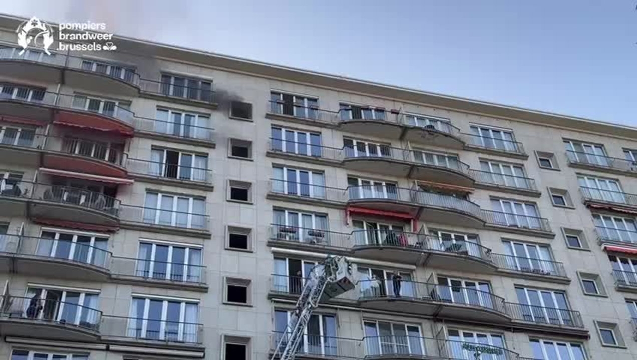 Trois personnes sauvées des fumées avenue des Jardins à Schaerbeek: deux habitants d'une tour de 11 étages évacués par le balcon