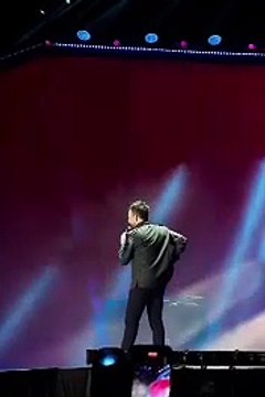 Tarkan Konseri Uzun İnce Bir yoldayım Offical Video