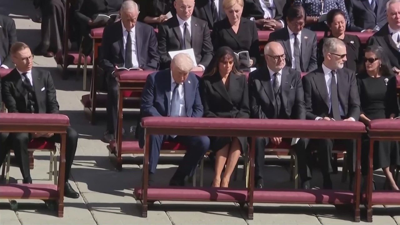 Trump sentado al lado del Rey Felipe VI en el funeral del Papa