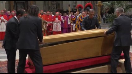 Ecco il rito di chiusura della bara del Papa, presente il camerlengo