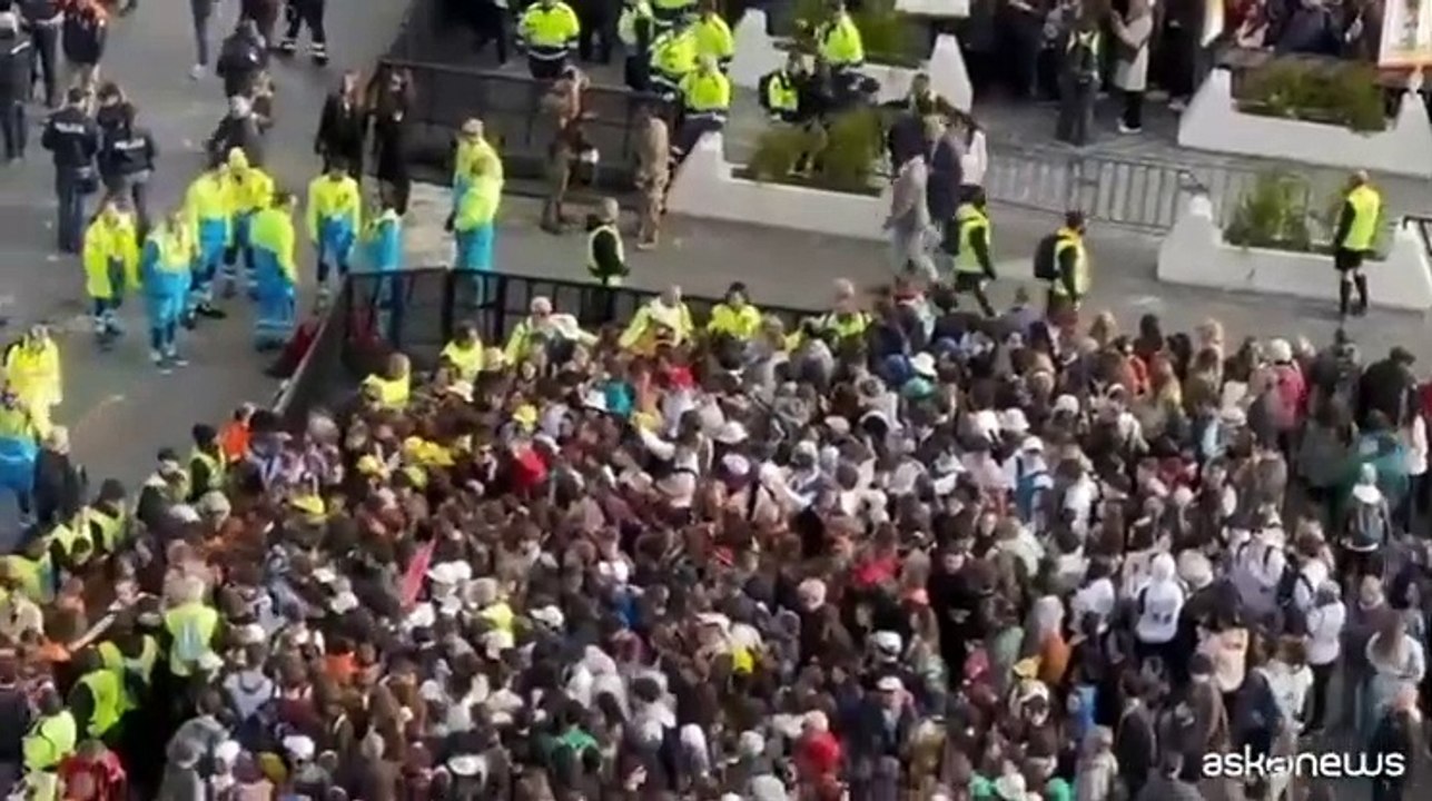 Piazza San Pietro si riempie di fedeli per Francesco
