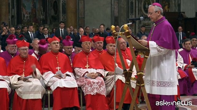 Il commovente addio a papa Francesco: il rito della chiusura della bara