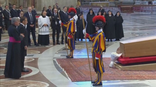 Líderes mundiales presentan sus respetos ante el féretro del papa Francisco
