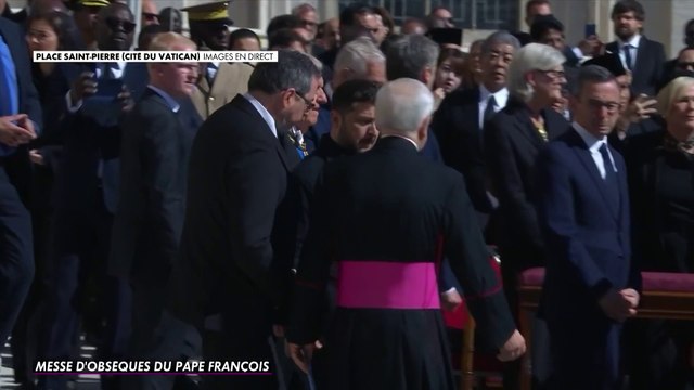 Les cardinaux s'inclinent devant le cercueil du souverain pontife